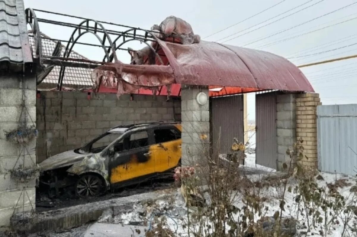    В селе Челябинской области из-за гирлянды сгорел гараж с двумя автомобилями