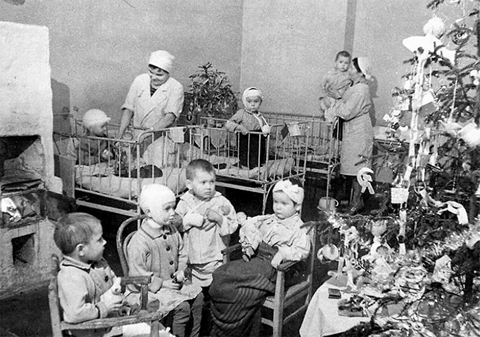 Палата детской больницы с новогодней елкой в блокадном Ленинграде, зима 1941-1942 гг.