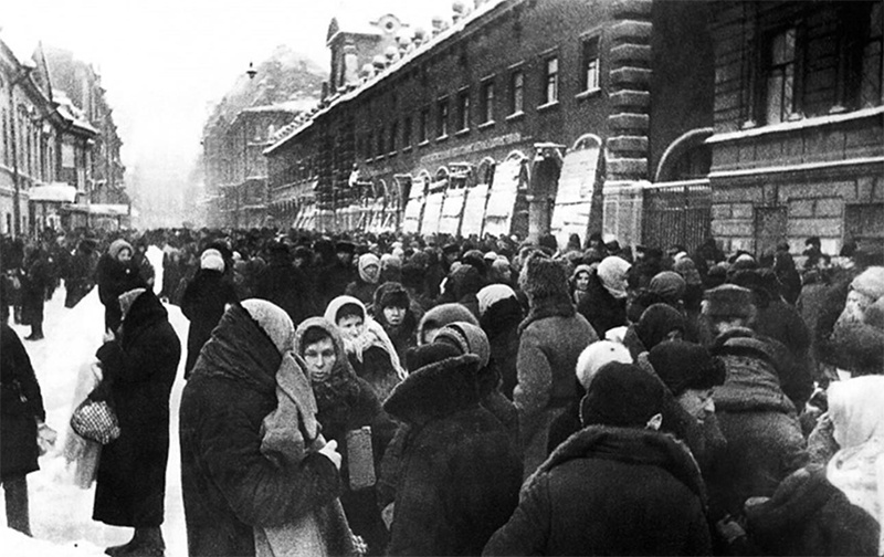 Толкучка у Кузнечного рынка в блокадном Ленинграде, зима 1941-1942 гг.