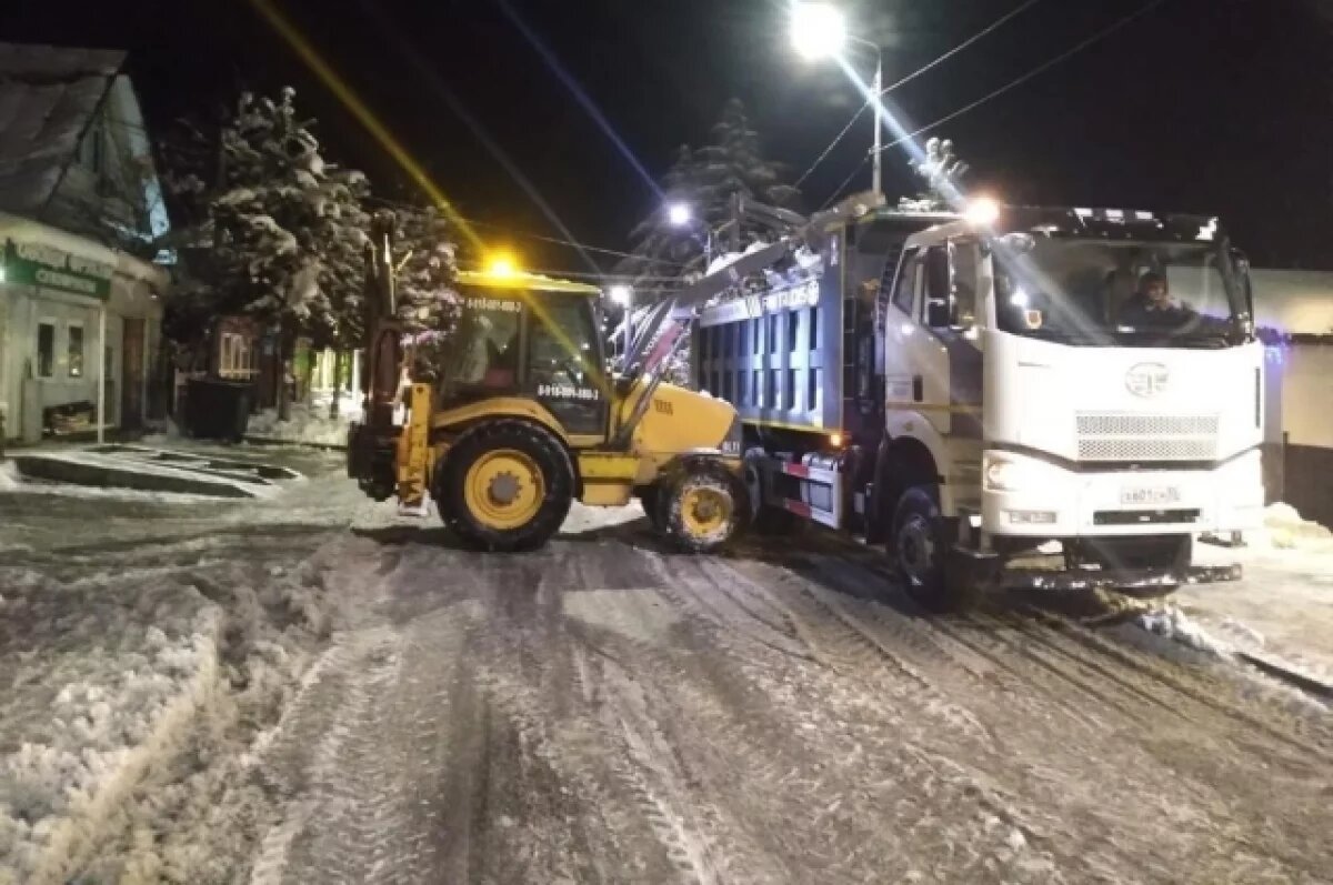    На Кубани в условиях непогоды обеспечивают безопасность на дорогах