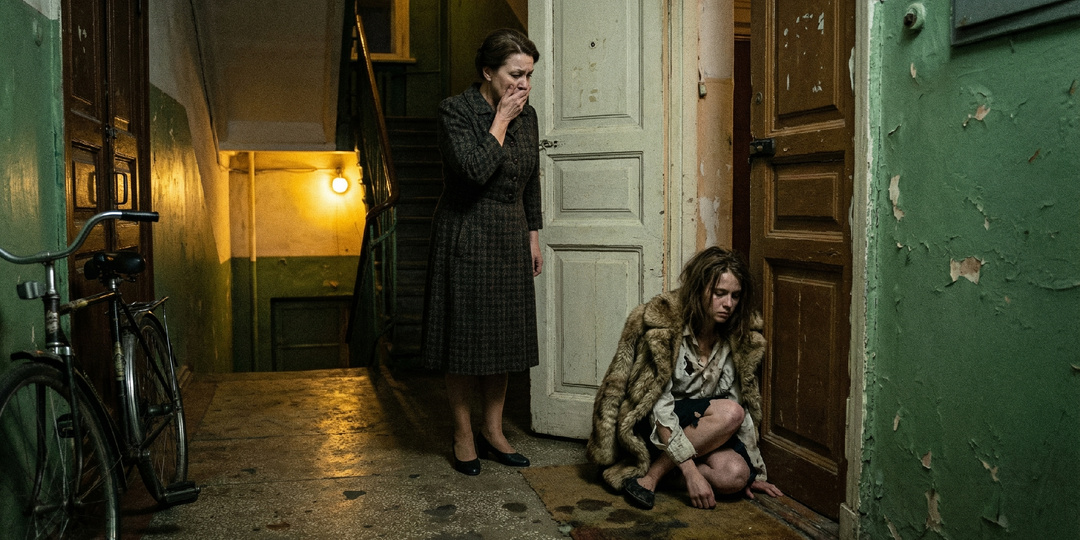 Мы должны были ненавидеть друг друга, но в ледяном подвале я прижимала её к себе, чтобы выжить. Исповедь жены профессора.