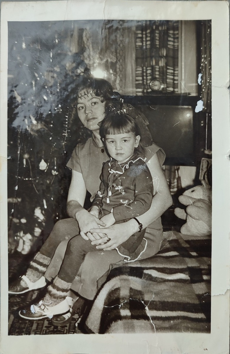 Старое новогоднее чёрно-белое фото: мама и маленькая девочка у живой ёлки, семейная зима в Киренске