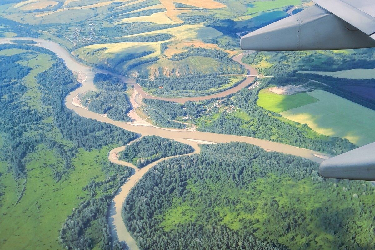 Красота началась задолго до посадки в Горно-Алтайске. Река Катунь впечатляет даже с воздуха. Источник: личный архив Анны Субботиной