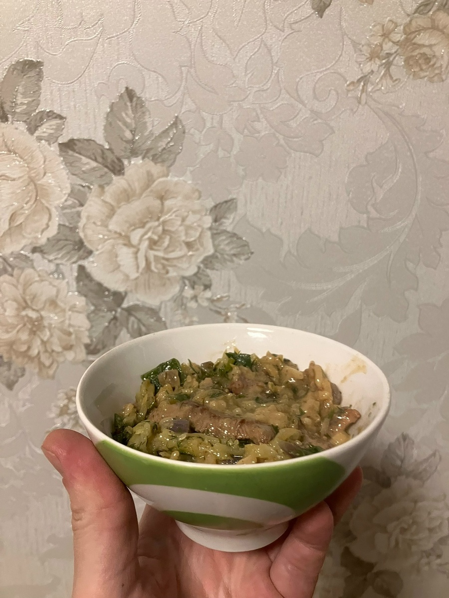 Тёплый салат с говядиной, подача