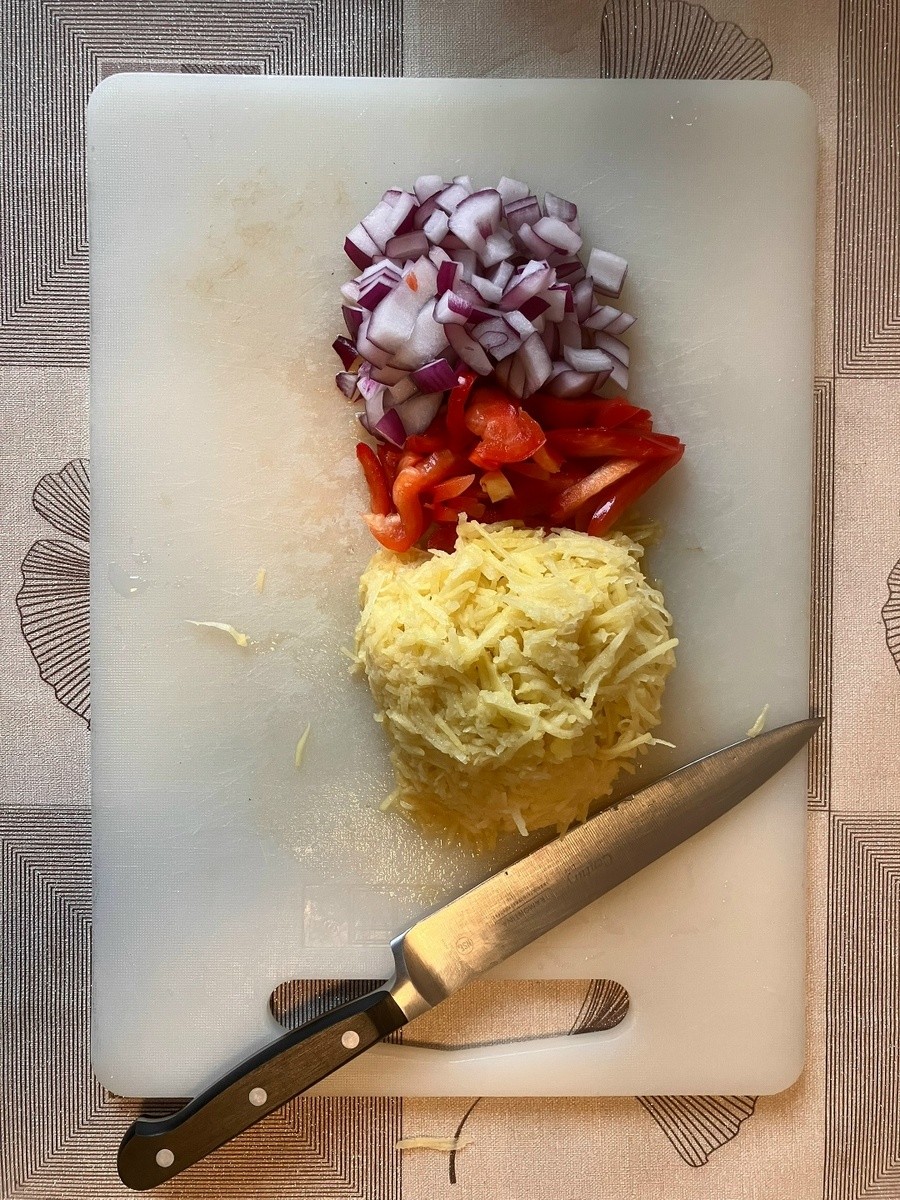 Нарезаем овощи для соуса