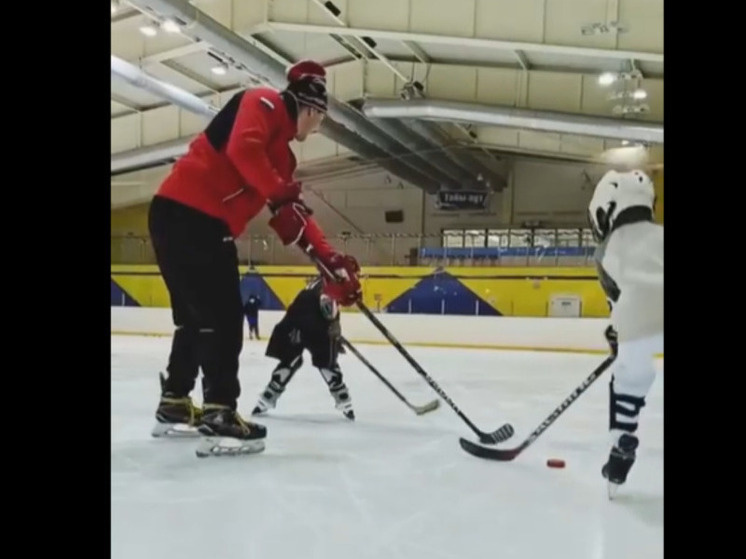     В Алексеевском округе появился тренер-преподаватель по хоккею с шайбой, фото: скриншот видео со страницы vk.com/idsvetlanahaleeva