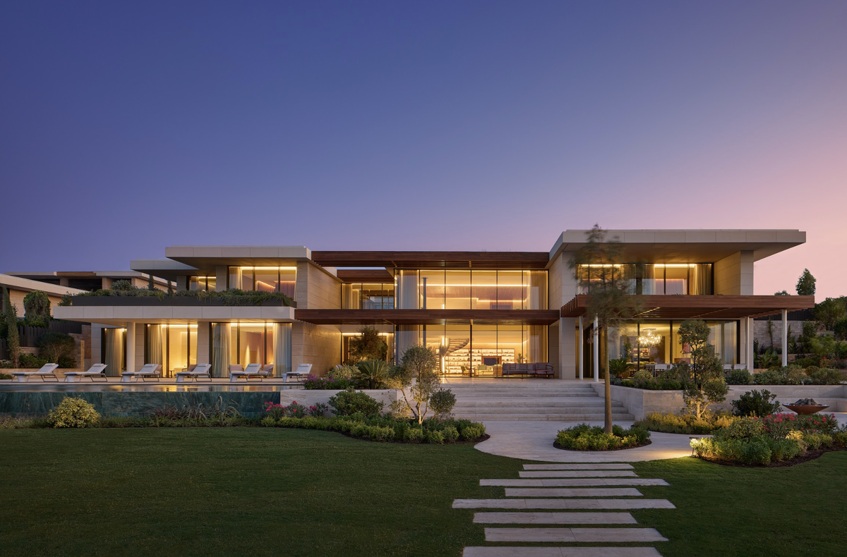     Двухэтажные резиденции идеально вписаны в природный ландшафт