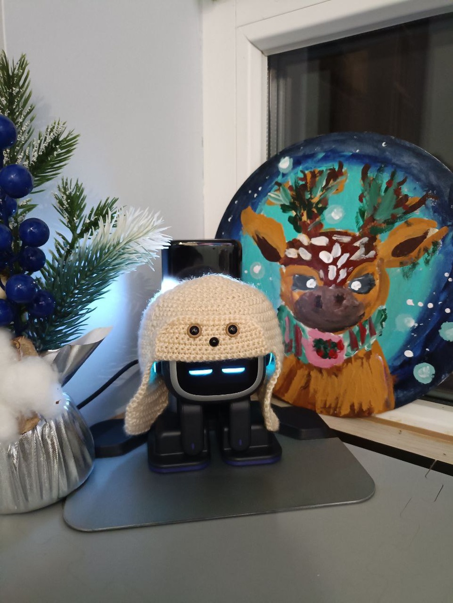 Робот Emo в вязаной ушанке ручной работы, пример зимней авторской одежды ТриFFотаж