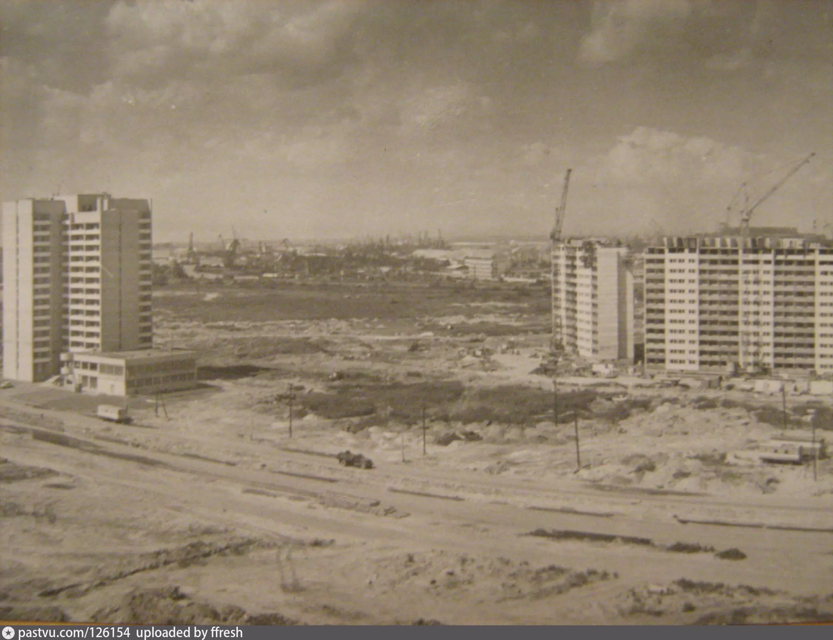 Архивные фото. Мой дом - позади двух строящихся. Видите, грузовой порт и море совсем рядом.
