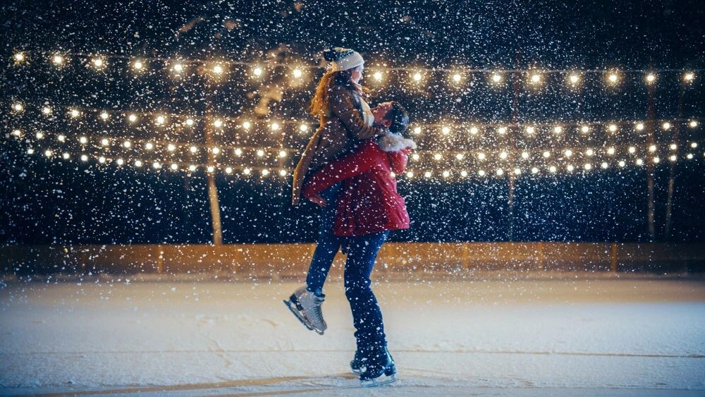    Катание на коньках в Ноябрьске - любимое занятие местных жителей. Фото: Gorodenkoff/Shutterstock/ФОТОДОМ