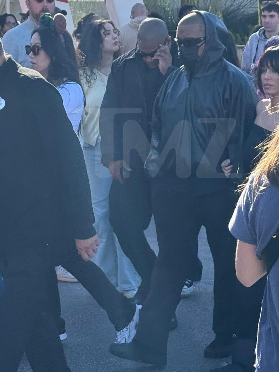    Источник: TMZ.com | Канье Уэст и Бьянка Цензори отвезли детей в Диснейленд.