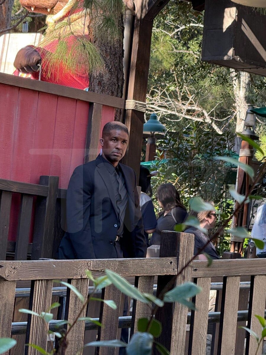    Источник: TMZ.com | Канье Уэст и Бьянка Цензори отвезли детей в Диснейленд.