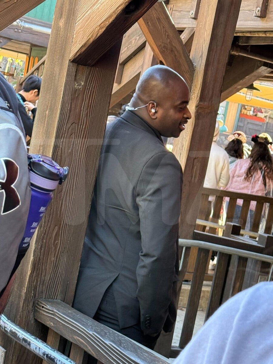    Источник: TMZ.com | Канье Уэст и Бьянка Цензори отвезли детей в Диснейленд.