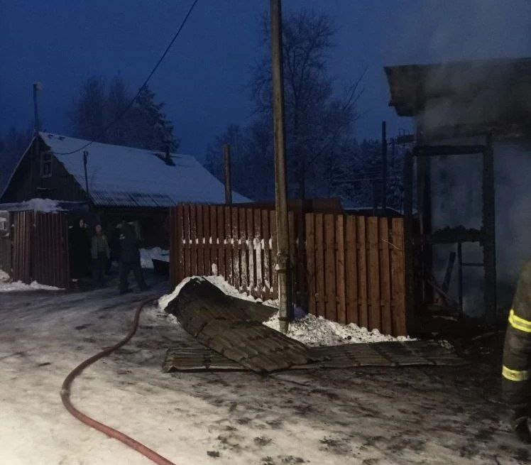    Огонь от горящего гаража едва не уничтожил два частных дома в Медвежьегорске© Госкомитет Карелии по безопасности населения