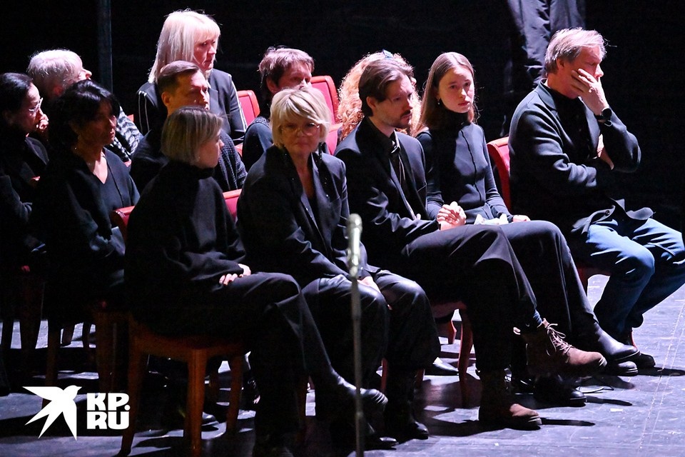    Юлия Меньшова расплакалась на церемонии прощания с матерью Верой Алентовой Иван МАКЕЕВ