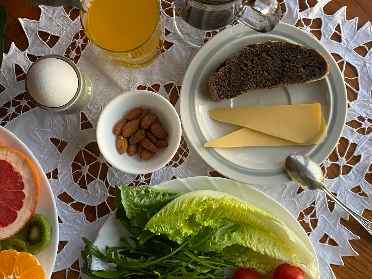 К сыру можно добавить орехи, зелень и яйцо