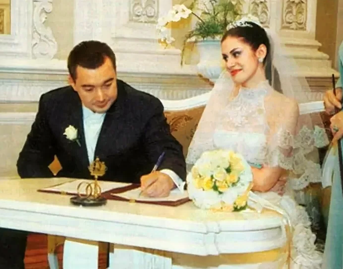 на фото Анна Ковальчук и Олег Капустин