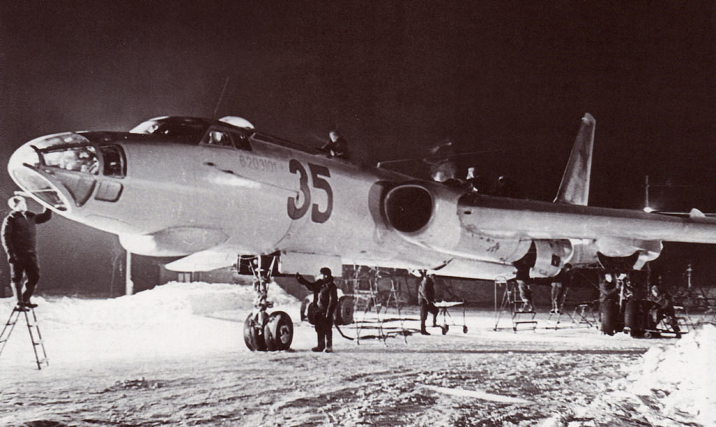 Подготовка к полету бомбардировщика Туполев Ту-16А – носителя атомного оружия выпуска завода №22 с серийным номером 6203101