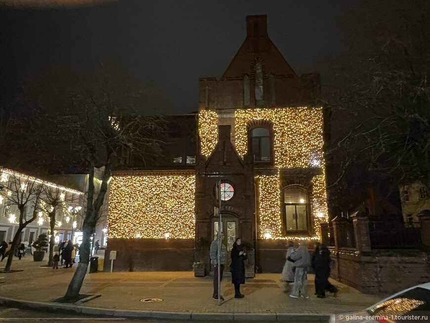 Все дома украшены гирляндами © Галина Еремина