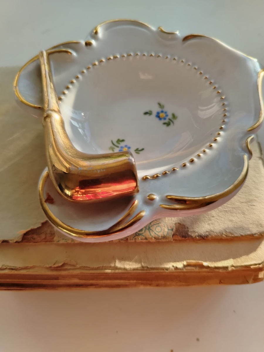 Подарок генеральше Епанчиной. Фарфоровая мелочница- пепельница (  для колец и серёжек).  Фарфор, роспись, золочение.Германия 50-60 г.