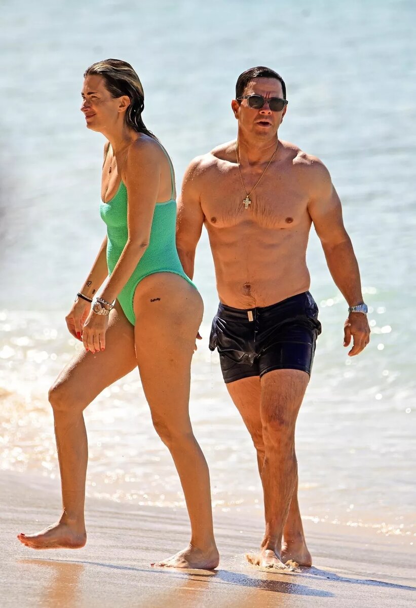 Марк Уолберг с женой на пляже📷
