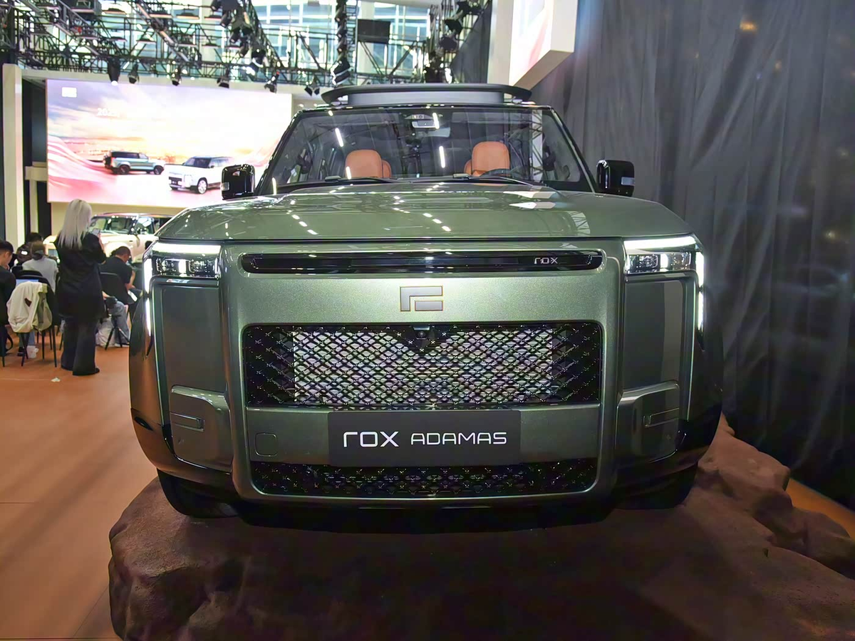 Оформление передней части нового Rox Adamas