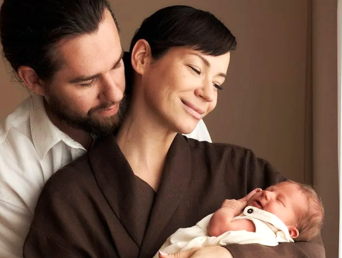 на фото Ида Галич с мужем и дочкой