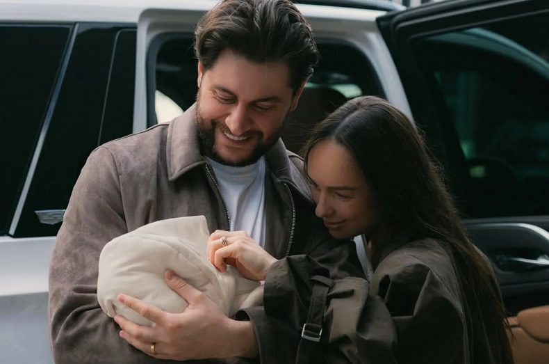 на фото Мари Краймбрери с мужем и дочкой