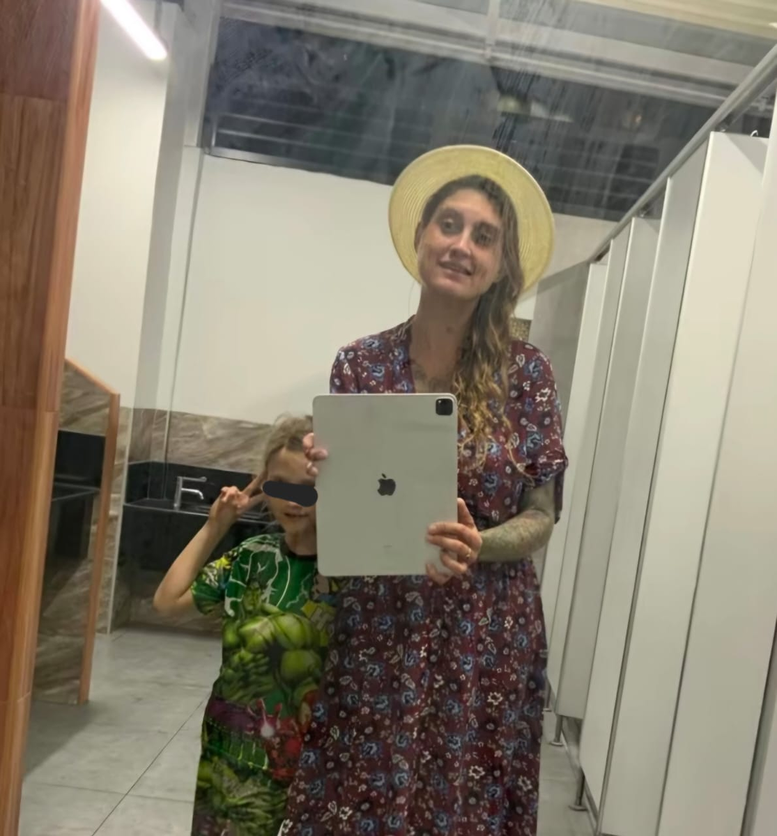 Катя с мамой. 