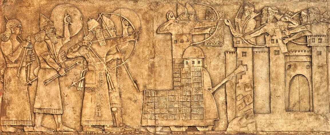 Нападение ассирийцев на город с лучниками и тараном на колесах. Ассирийский рельеф, северо-западный дворец Нимруда, 865-860 годы до н. э..