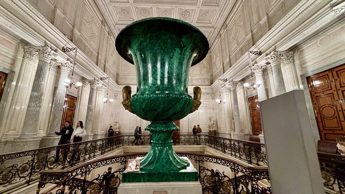 Малахитовая ваза формы "Медичи" (1841-1842г.г.), Екатеринбургская гранильная фабрика. Ручки из золоченой чеканной бронзы с мужскими головами