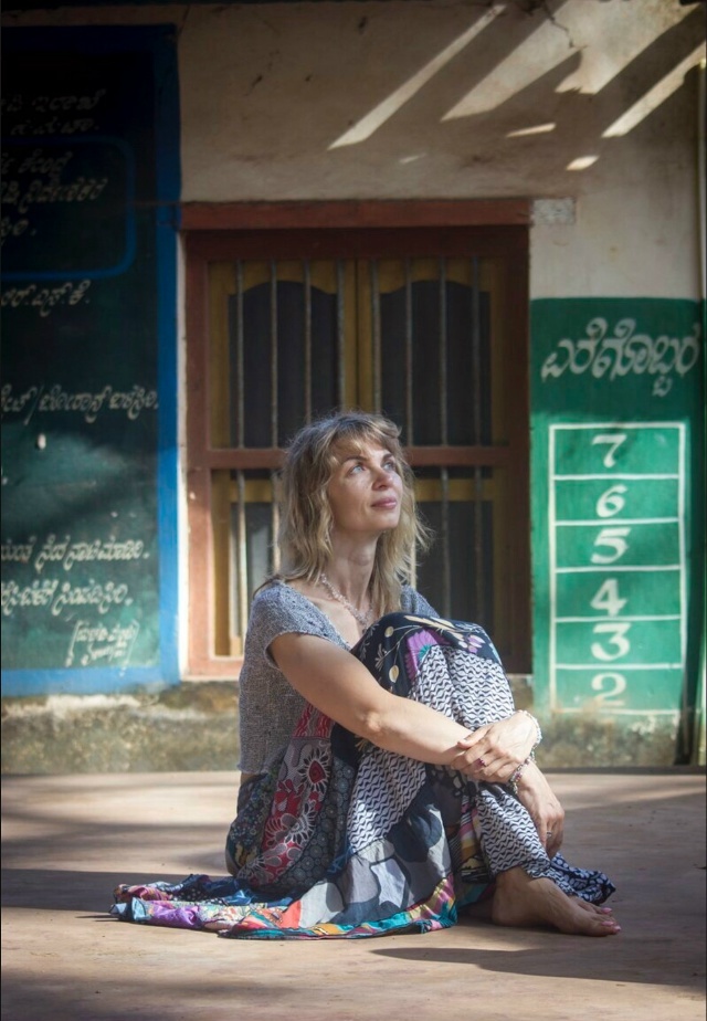 В стоической космологии пневма связывалась с идеей о том, что вселенная является живым организмом (пантеизм). Она пронизывает всё сущее и соединяет все его части. Стоики утверждали, что космос управляется логосом — разумным началом, которое также проявляется в форме пневмы, создавая гармонию и порядок во вселенной.

Очень интересно, как стоическая концепция пневмы перекликается с философскими основами практики Рэйки.

Пневма с греческого переводится как "дыхание", "ветер" или "дух" и рассматривается стоиками как божественный дух или космическая сила — активная субстанция, пронизывающая всё существующее и соединяющая материю и разум. 

Стоики же делили пневму на три уровня:

1. Тонкая пневма (или "разумная пневма") — высшая форма, ассоциированная с разумом, душой и духом, отвечающая за мышление и понимание.

2. Средняя пневма — жизненная сила, обеспечивающая функционирование организма и его жизнедеятельность.

3. Грубая пневма — материальная основа, связывающая все объекты в мире.

Кроме того, в древнегреческой медицине, такие врачи как Гиппократ и Галлен, рассматривали пневму как жизненную силу, необходимую для здоровья и функционирования организма. Например, пневма обеспечивала движение крови и других жидкостей в теле.

Стоики, философская школа, возникшая в III веке до н.э. в Афинах, разработали концепцию пневмы как центрального элемента своей метафизики и физики.
Хотя Стоицизм и Рэйки принадлежат к различным традициям и даже временным эпохам, однако оба направления предлагают понимание единой силы, пронизывающей всё мироздание — будь то пневма или универсальная энергия Рэйки, и видят в ней средство достижения гармонии как внутри человека, так и в его повседневной жизни.

Ну а Курс Рэйки Университет - это пожалуй лучшее, что я создала для людей на данный момент… Может ещё чего создам…

Присоединиться можно на любом этапе. Приходите. Вам понравится.

Подробнее и запись здесь:
https://reiki-universitet.ru/
