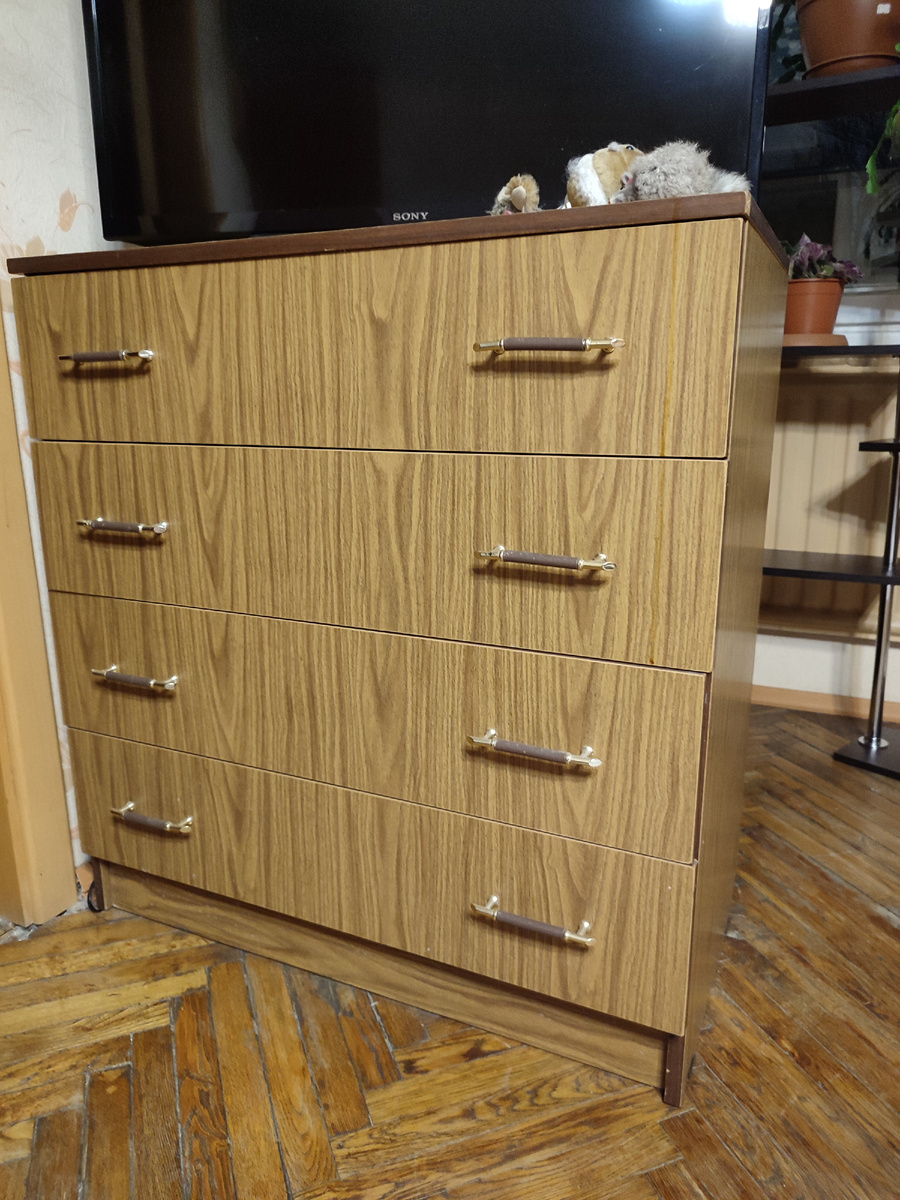 Было вот так: телевизор стоял на комоде