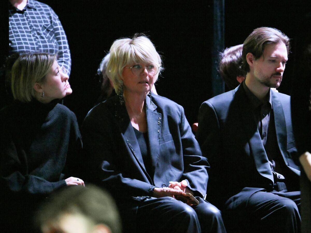    Дочь народной артистки РФ Веры Алентовой, журналист, телеведущая Юлия Меньшова (в центре) и её дети Таисия и Андрей Гордины на церемонии прощания в Московском драматическом театре имени А.С. Пушкина | © РИА Новости / Григорий Сысоев