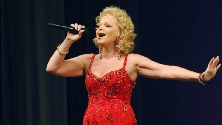 Лариса Долина на сцене. Фото Яндекс.Картинки. 