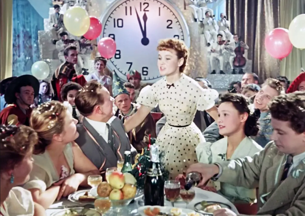 Тот самый момент, где звучит самая оптимистичная новогодняя песенка всех времен и народов по волшебные "Пять минут".