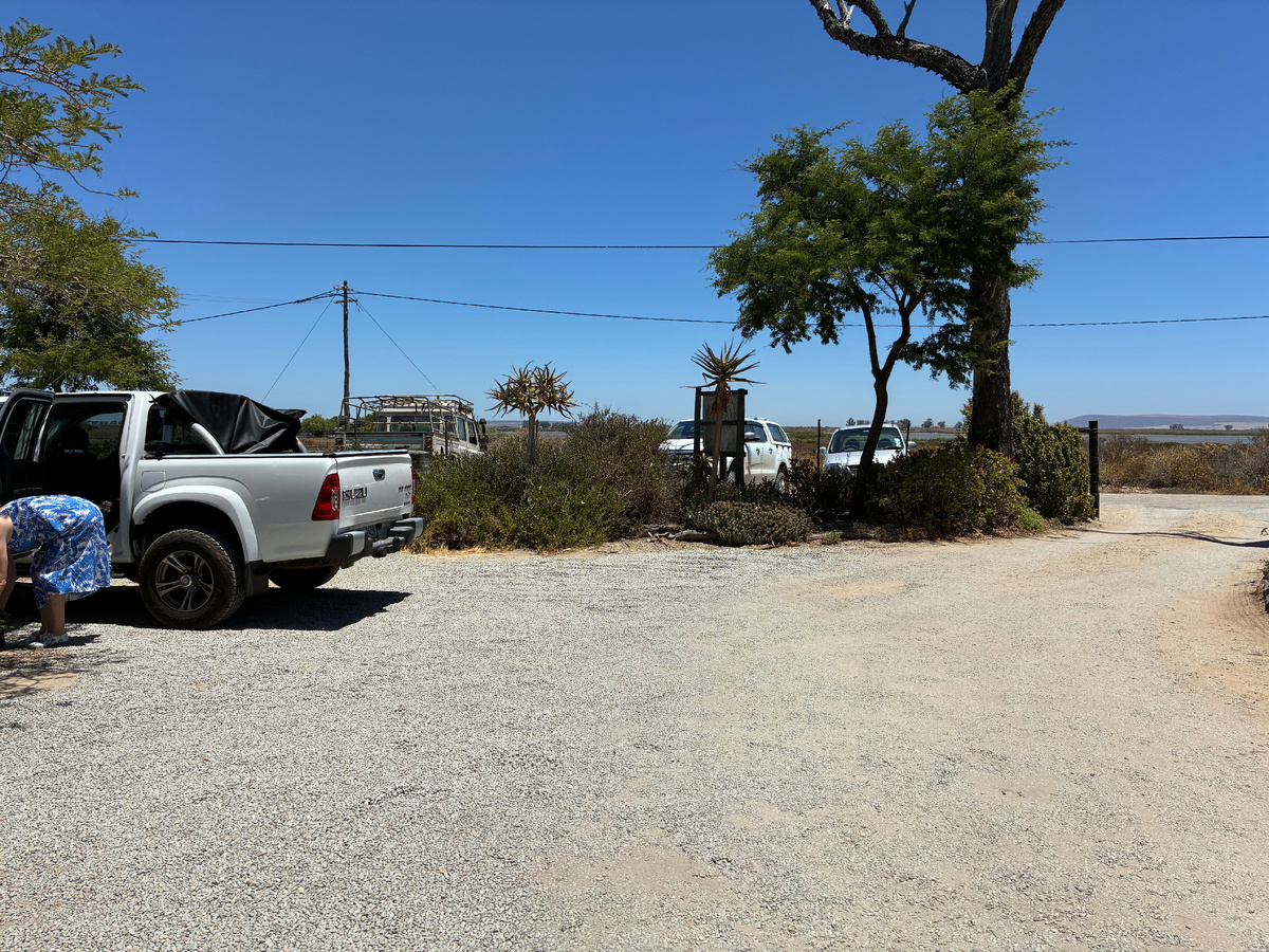 Парковка для гостей на въезде в питомник. Фото из личного архива