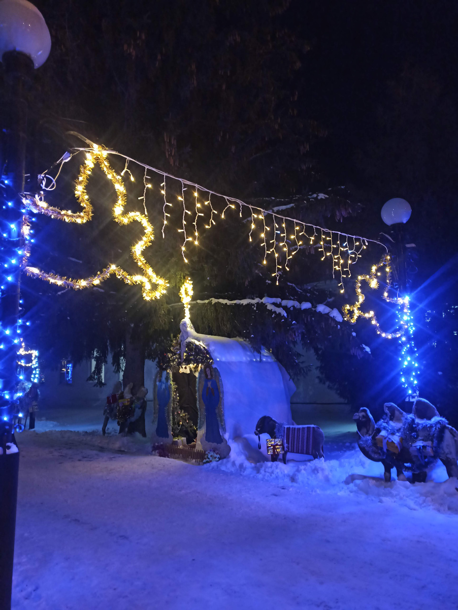 Вертеп и верблюды на входе в монастырь 