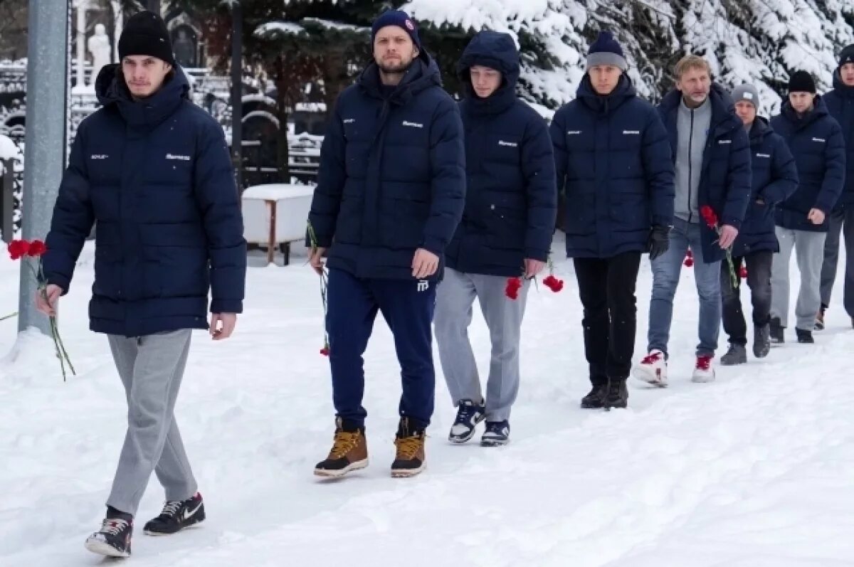    Нижегородские хоккеисты навестили мемориал «Локомотива»