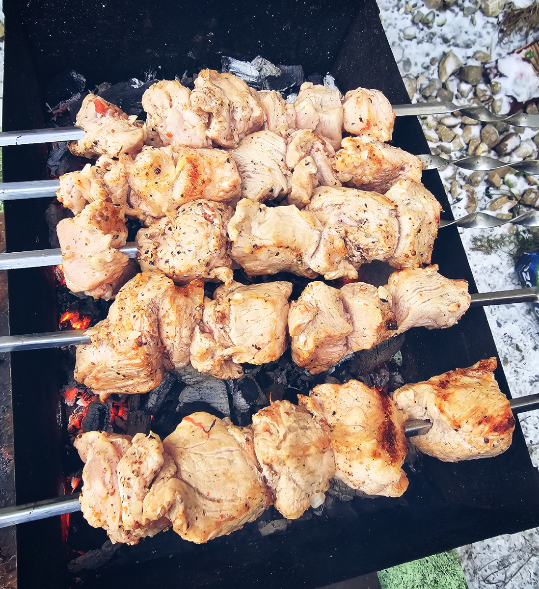 Никакого уксуса и майонеза — только гора лукового сока, соль, перец и правильный жар.