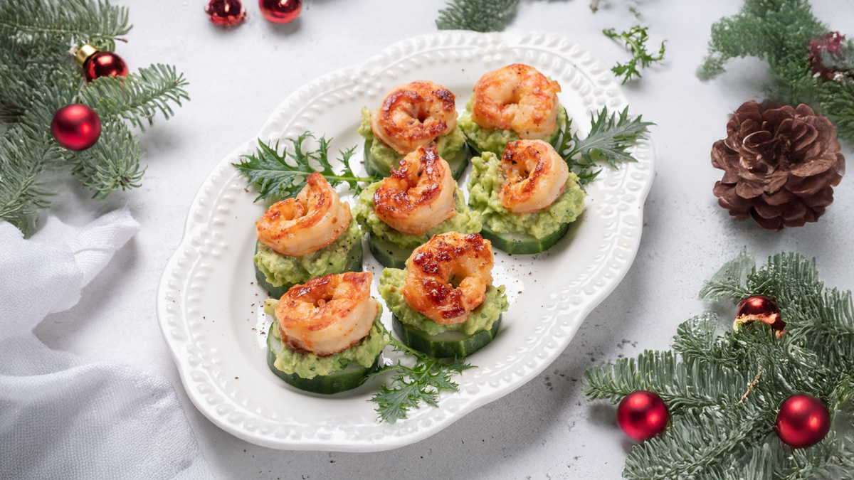 Закуска из авокадо и креветок на огурце — лёгкая закуска на новогодний стол.