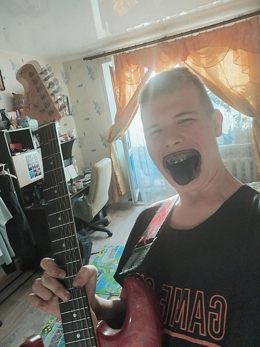 Фото 22 сентября 2025 года. Кое-как приехав с деревни, я принял активированный уголь и решил сделать, пожалуй, самую угарную мою фотку.