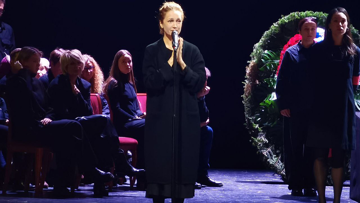 Виктория Исакова на прощании с Верой Алентовой. Фото: Ольга Храбрых / Teleprogramma.org