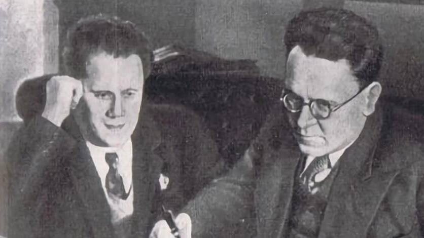 Михаил Ильин со своим братом Самуилом Маршаком.