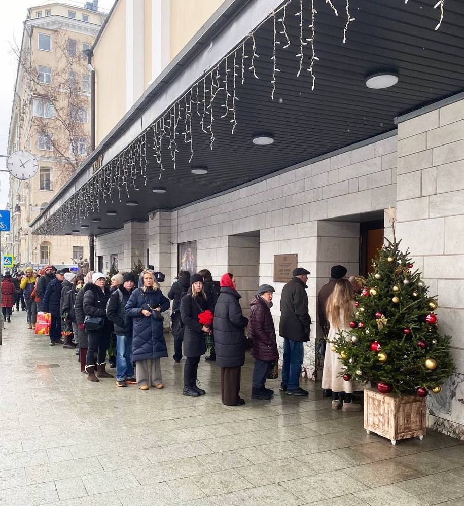    В Москве проходит церемония прощания с Верой АлентовойФото VOICE