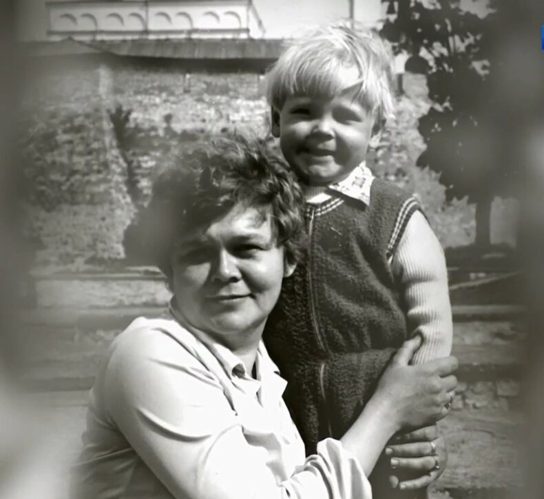 Илья Соколовский с мамой. Фото: КП