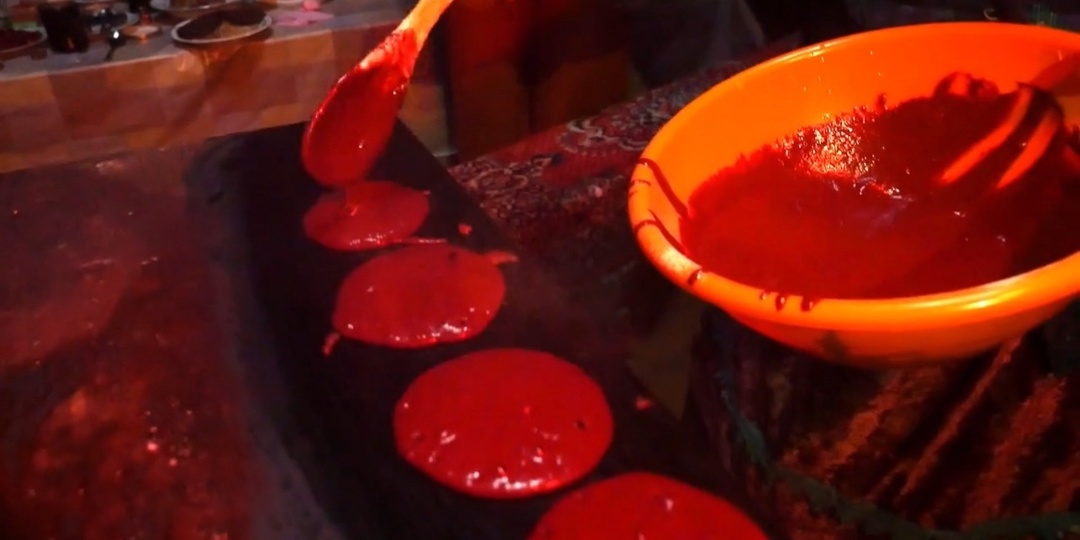 Кровяные блины: блюдо, которое шокирует городских, но спасает северян в -50°C. Попробовал в гостях у ижемцев