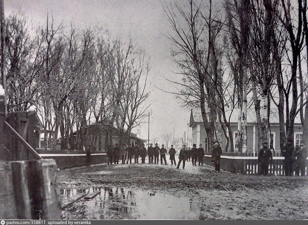 У проходной на территории завода (1884 год)