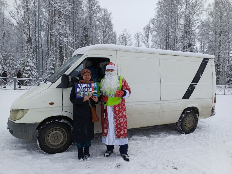    Автоинспекторы в костюмах Дедов Морозов с апельсинами вышли на трассы КарелииГосавтоинспекция Карелии