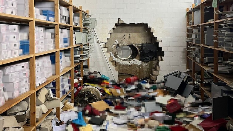 Многочисленные документы лежат на полу хранилища. Полиция Гельзенкирхена/dpa